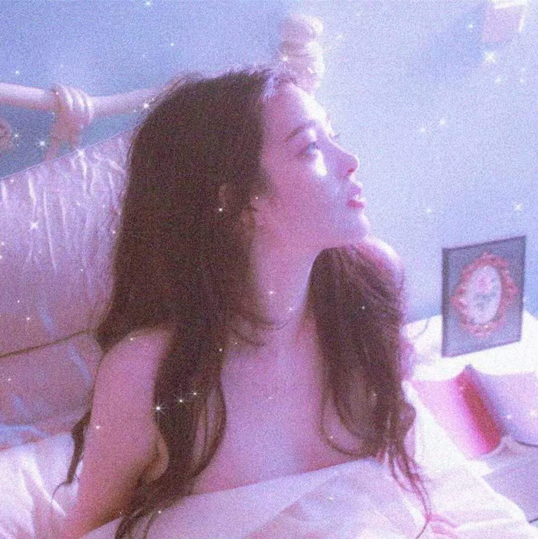 黑白照片的少女